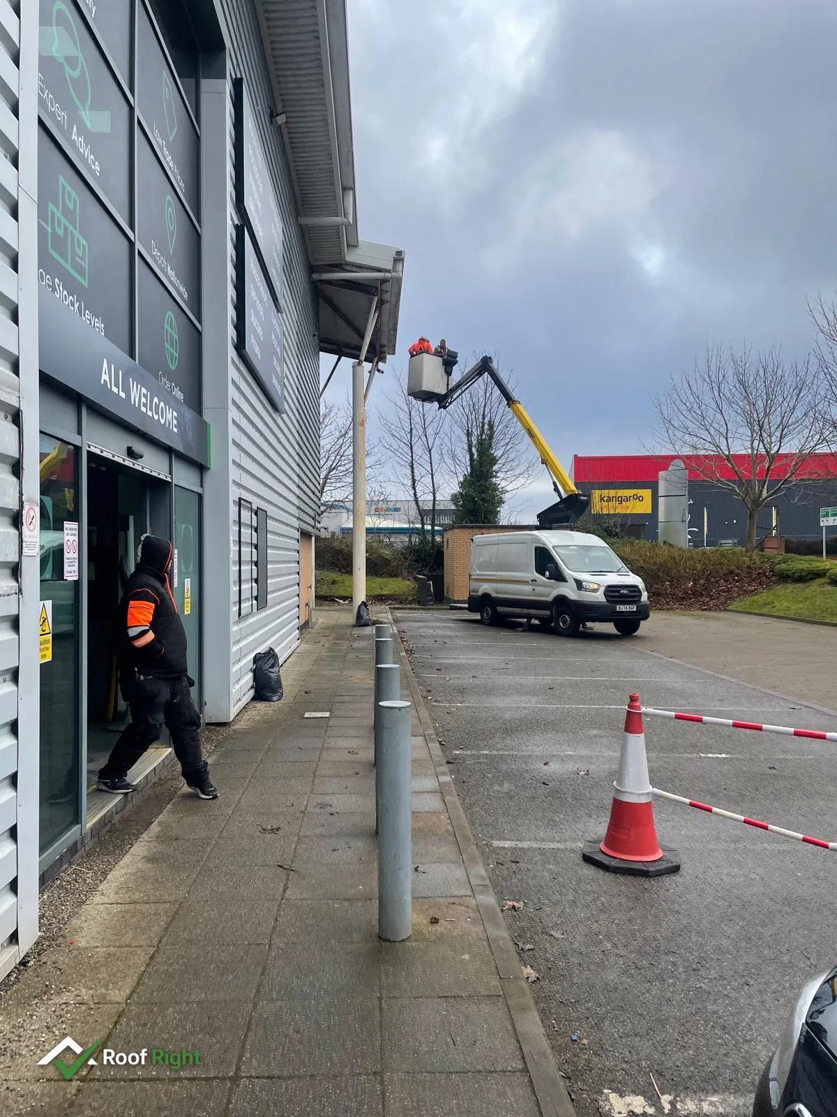 Access platform at a commercial unit roofline